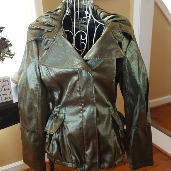 SHE'S ELECTRICIFYING❣️ Stunning metallic olive green jacket - Picture 3 of 8